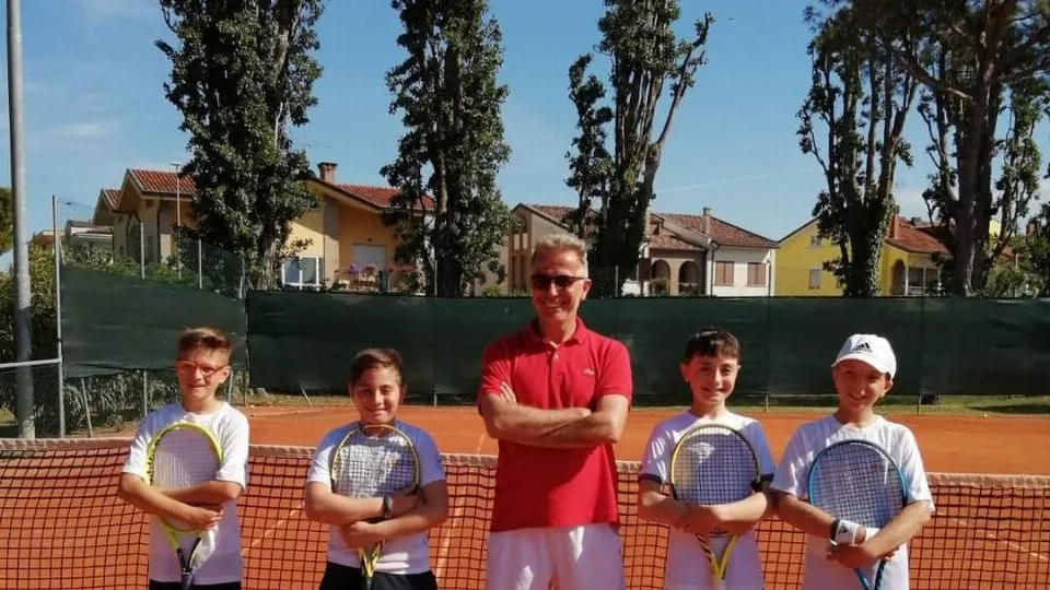 Il maestro Alessandro Tosi con gli allievi Under 12 del Ct Cicconetti