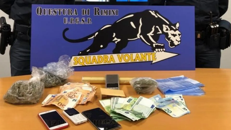 la droga, i soldi e i telefoni sequestrati