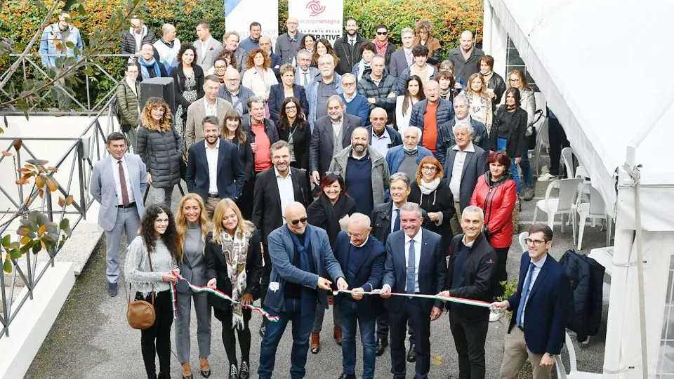 il taglio del nastro nella sede riminese di Federcoop