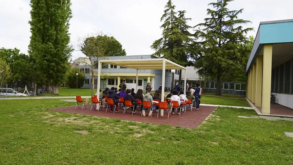 lezione sotto il gazebo alla scuola Bertola
