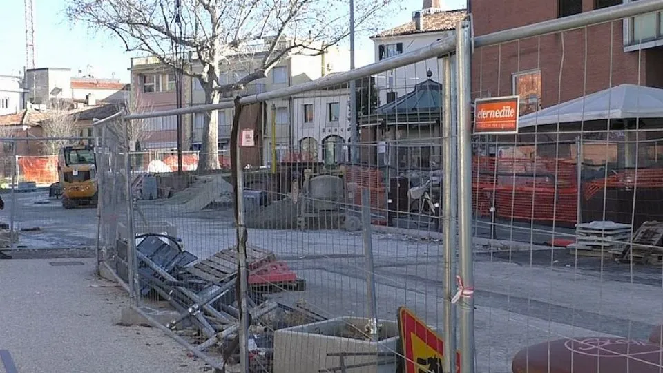 l’area di cantiere davanti a Palazzo Pelliccioni
