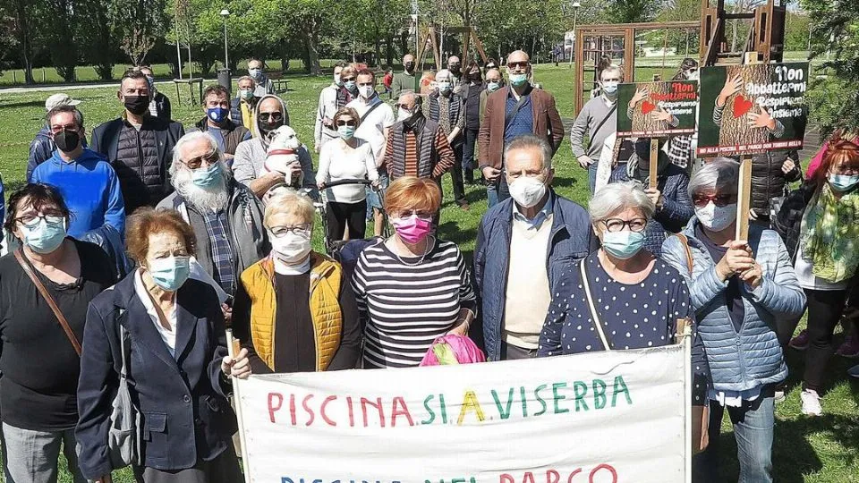 Renzi con alcuni residenti della zona parco Don Bello