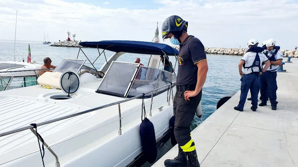 il grosso motoscafo e un vigile del fuoco (foto Migliorini)