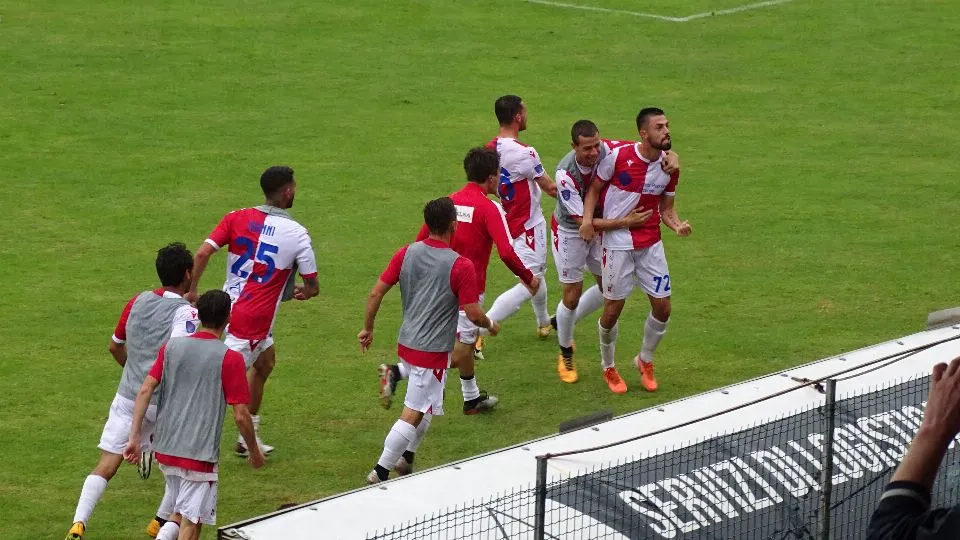 Vuthaj festeggia il gol del 3-2 insieme ai tifosi al seguito