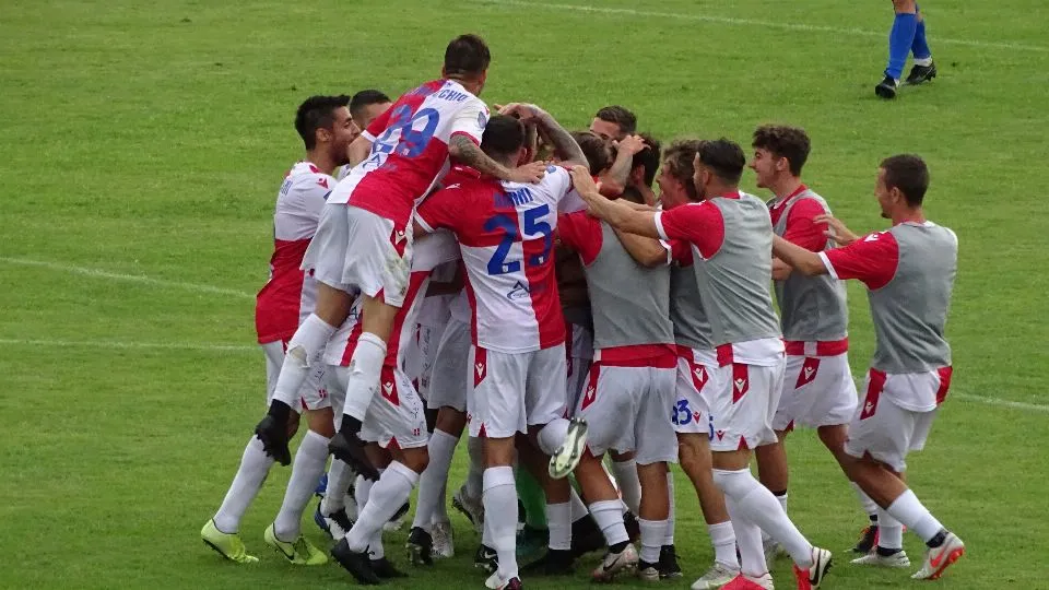 I compagni di squadra festeggiano Arlotti, autore di una doppietta
