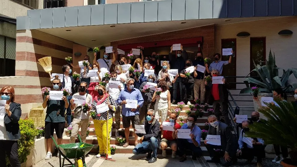 la protesta davanti al Municipio di Riccione
