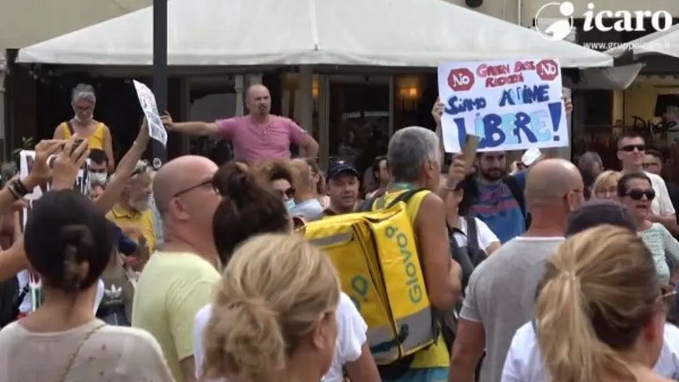 la manifestazione No Green Pass a Rimini