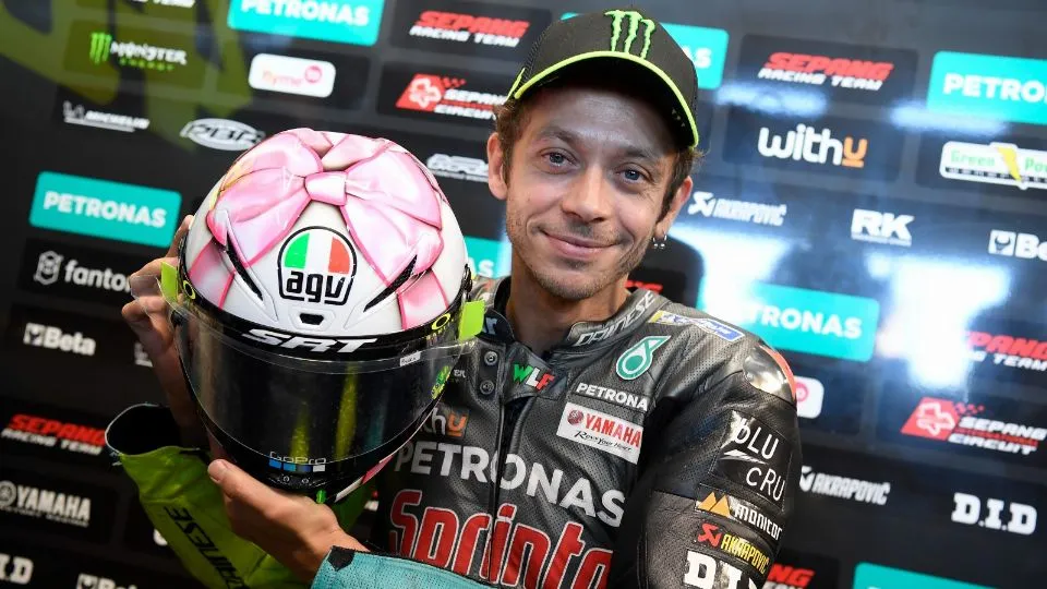 Valentino Rossi mostra il suo casco (Foto Soldano)