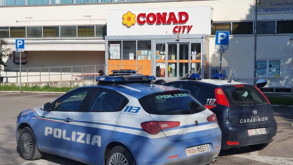 polizia e carabinieri davanti al supermercato (foto Migliorini)