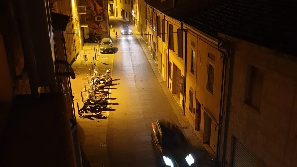 macchine nella notte lungo la ztl di via Ducale