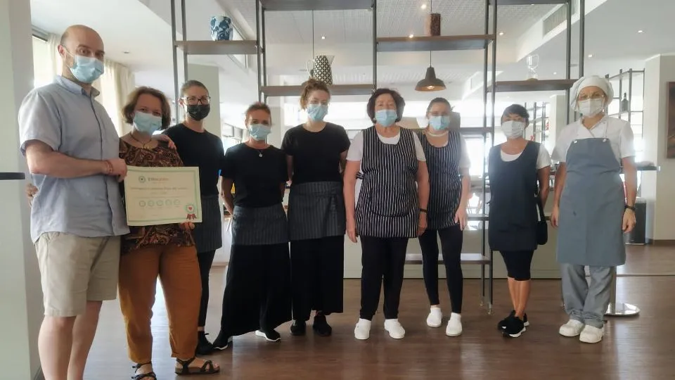 foto di gruppo, con certificazione etica, al Little Hotel
