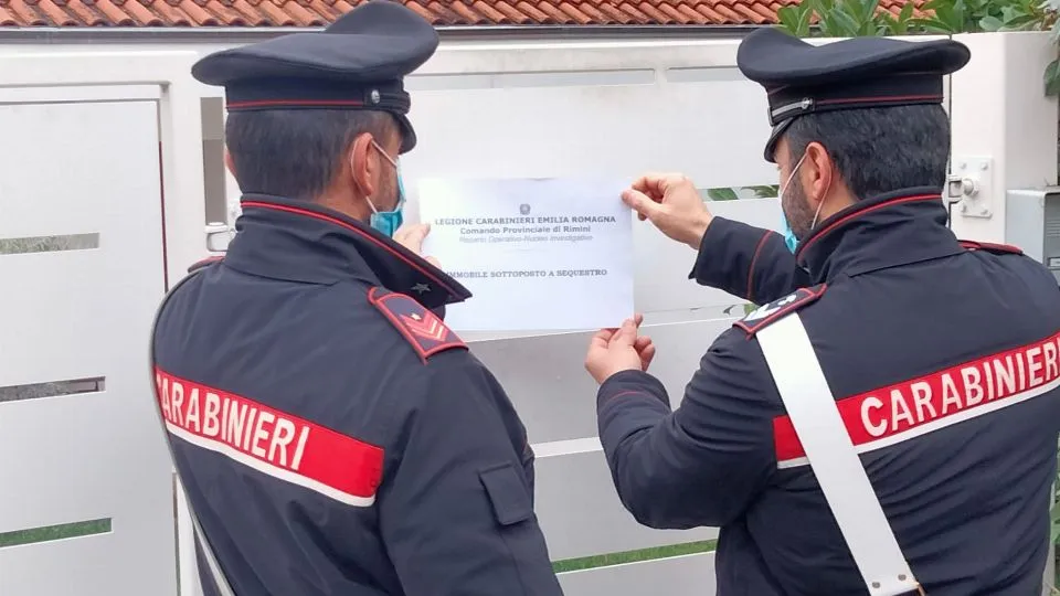 i carabinieri appongono i sigilli alla villa dell’indagato