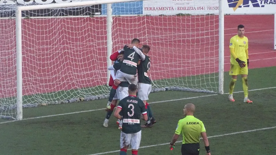 Festa biancorossa dopo il 4-0 di Tomassini
