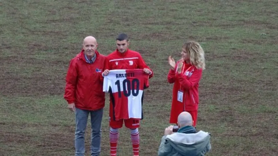 Scott Arlotti premiato per le 100 presenze in biancorosso