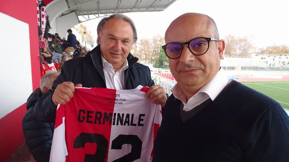 Cesare Gabellini con la maglia di Germinale ed il presidente del Rimini FC, Alfredo Rota