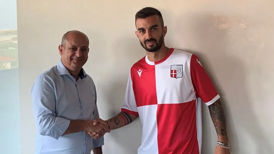 La stretta di mano tra il presidente Rota e Gabbianelli
