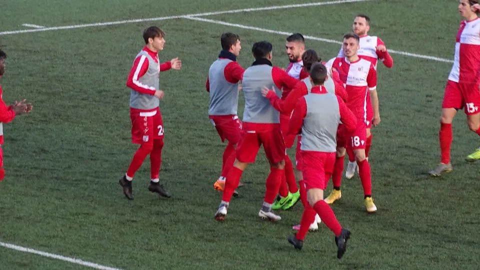 Vuthaj abbracciato dai compagni dopo il 2-0
