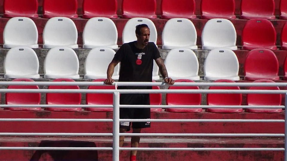 Alessandro Mastronicola segue la partita dai Distinti