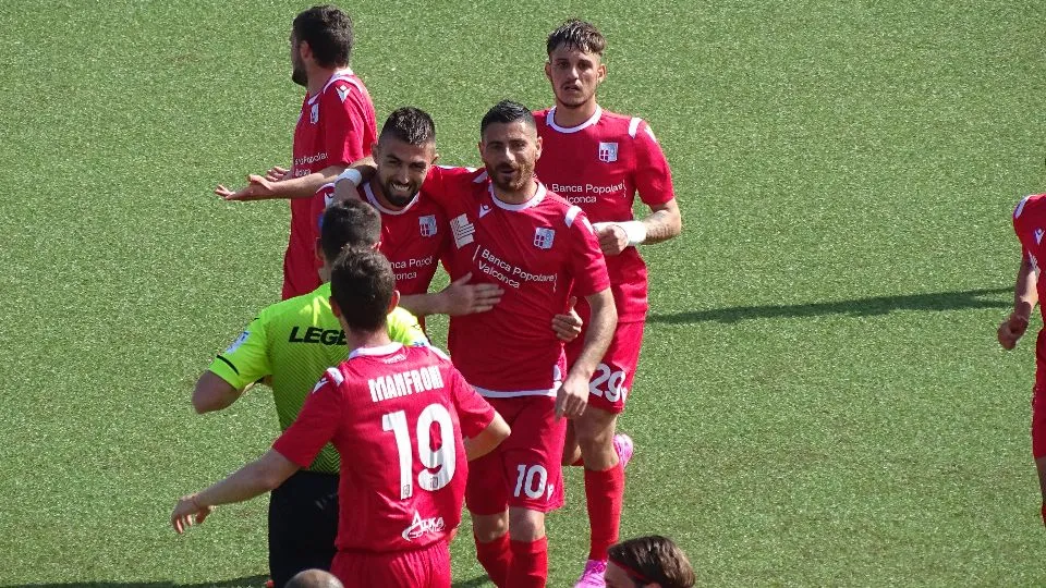 Vuthaj festeggiato dopo il gol del 2-0