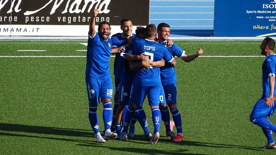 Tavano festeggiato dai compagni dopo il gol
