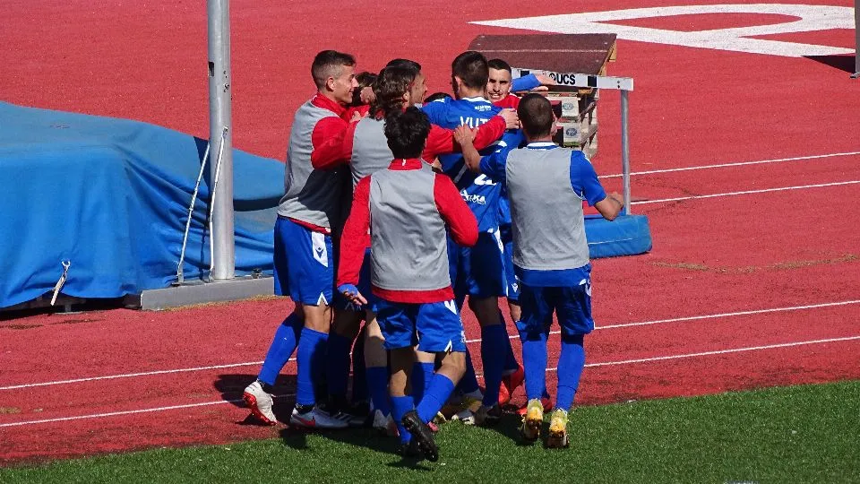 Casolla abbracciato dopo il gol del 3-1