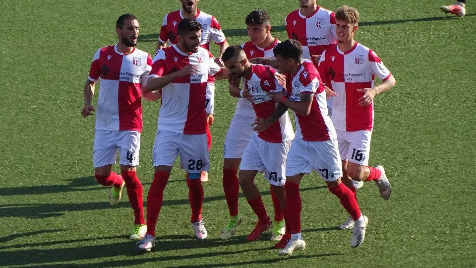 Gabbianelli festeggiato dai compagni dopo il gol partita