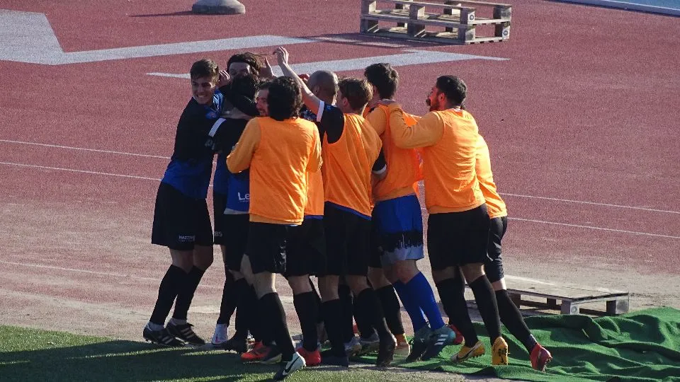 Pegollo festeggiato dopo il gol del 2-1 ospite