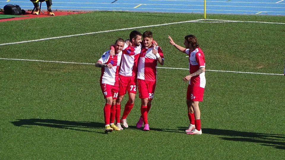 Vuthaj festeggiato dopo la tripletta