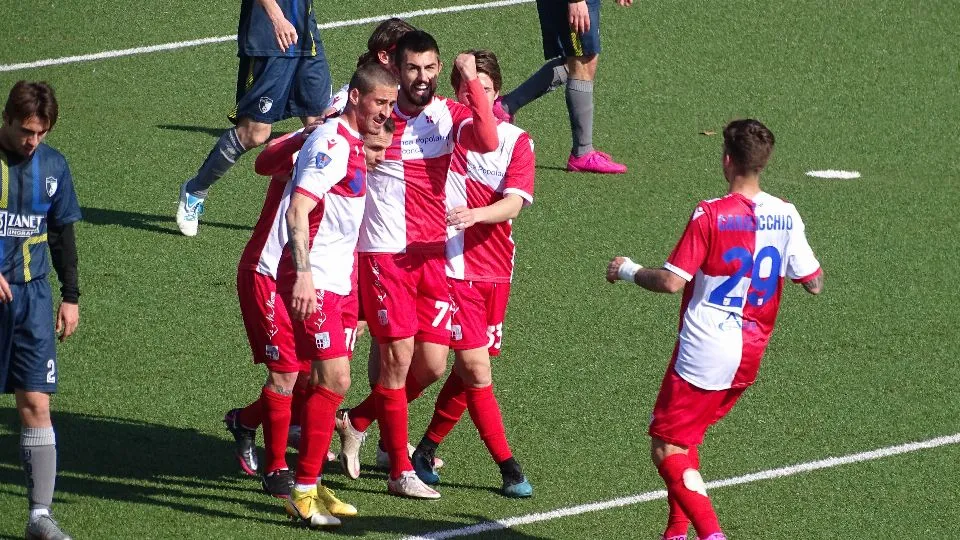 Vuthaj festeggiato dai compagni dopo il 2-0