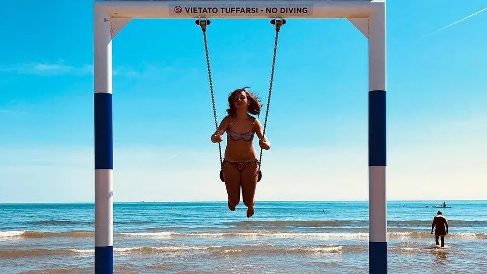 la mitica altalena sulla battigia a Rimini
