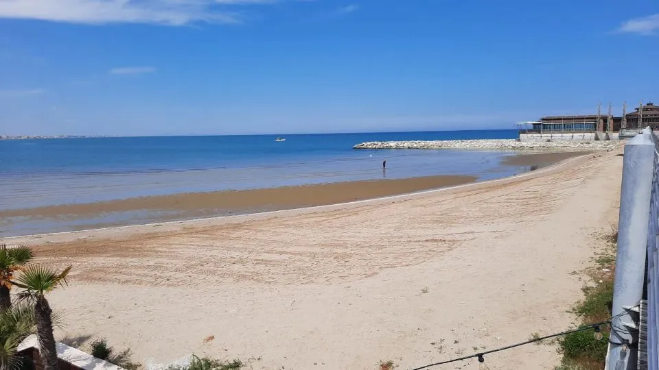 il pezzo di spiaggia libera che si trova sotto la passeggiata rialzata della darsena
