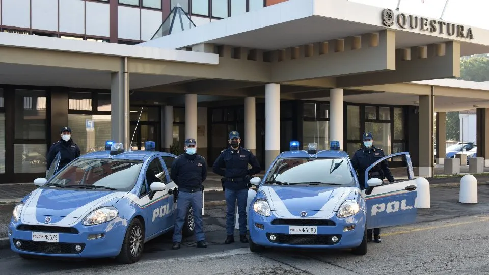 i poliziotti davanti alla questura di Rimini