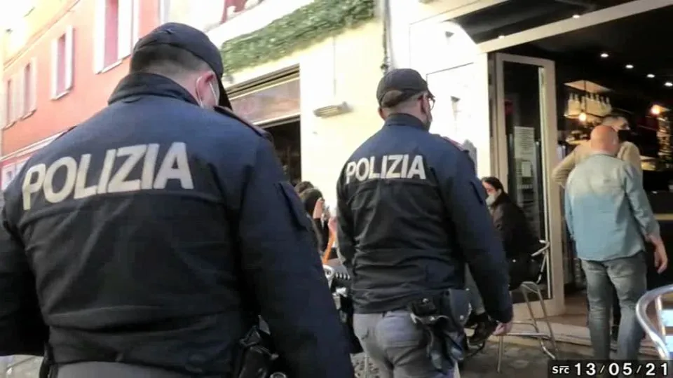 la polizia nel locale
