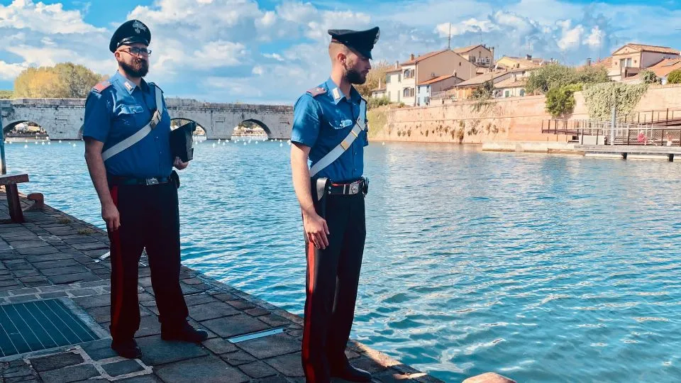 i carabinieri nel punto dove è stata ritrovata la donna
