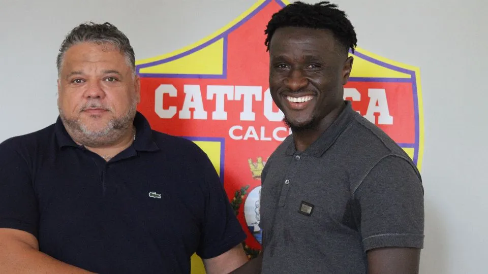 La stretta di mano tra il presidente Cervellieri e Rodney Strasser