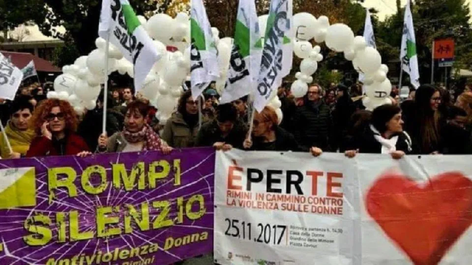 una manifestazione contro la violenza sulla donne
