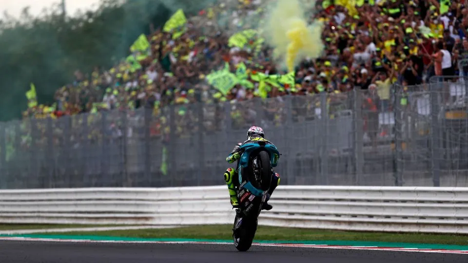 Valentino Rossi e tifosi (Foto Soldano)
