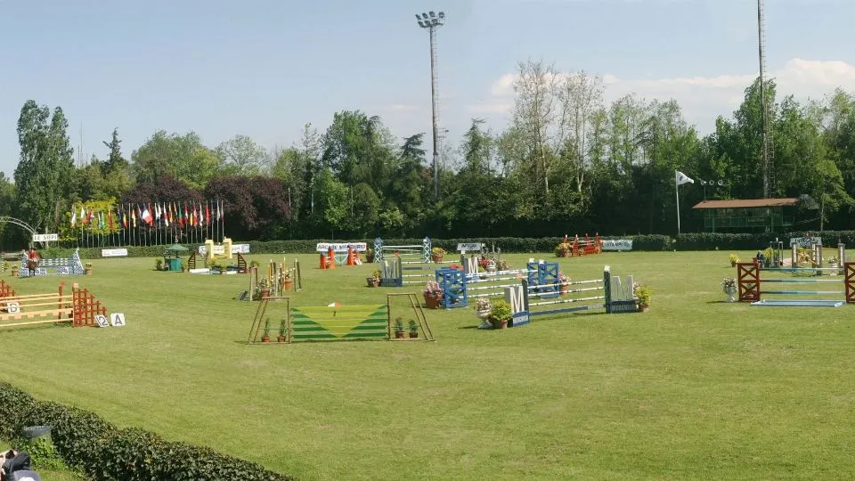 Lo scenografico campo in erba de Le Siepi