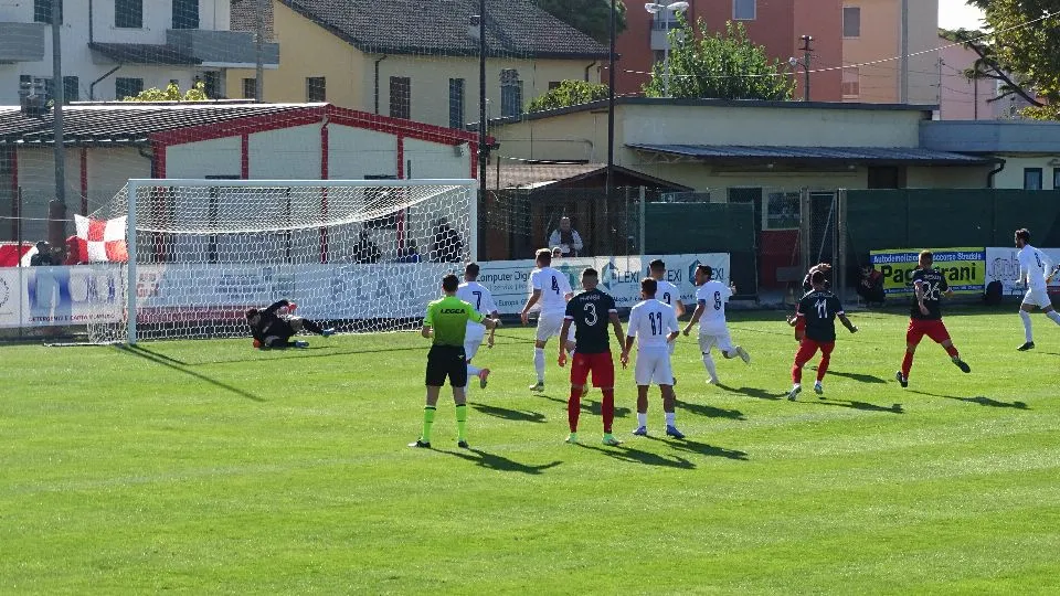 Il rigore di Germinale per il momentaneo 1-0 del Rimini