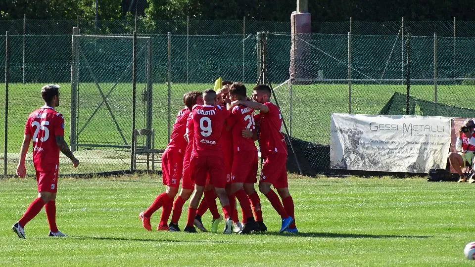 Valeriani festeggiato dopo il gol dell’1-2