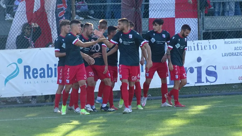 I giocatori del Rimini festeggiano il 2-1 di Gabbianelli