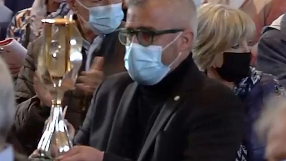Stefano Vitali con la reliquia
