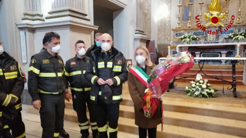 la sindaca Foronchi con i vigili del fuochi