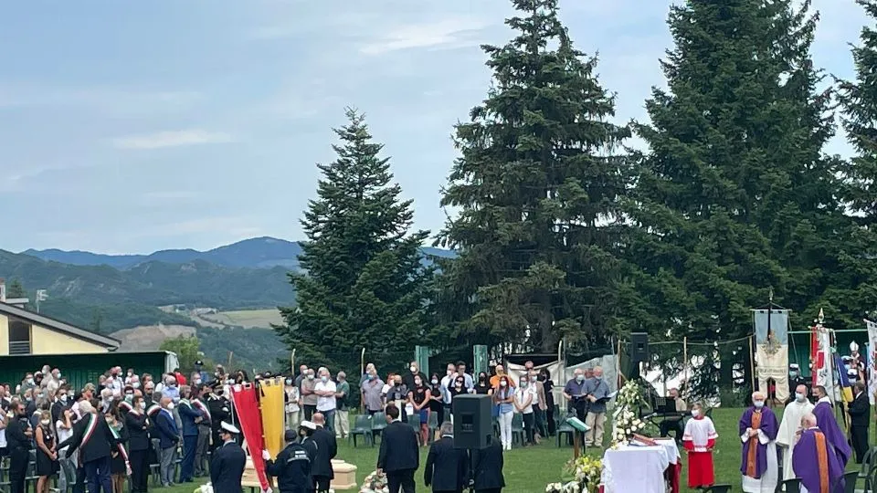 il funerale del sindaco al campo sportivo del paese