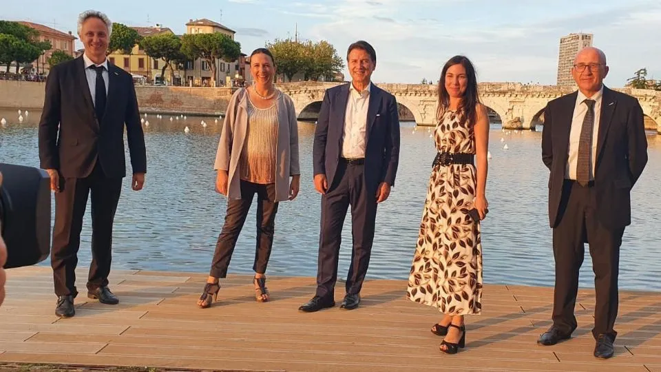 Giuseppe Conte con Gloria Lisi e gli onorevoli del M5S
