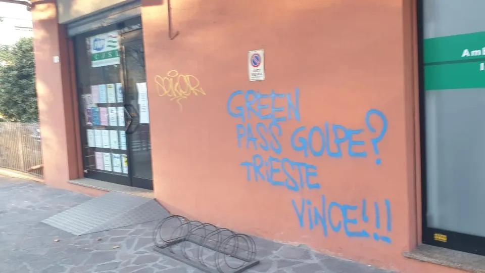 il muro della sede Cisl di via Coletti