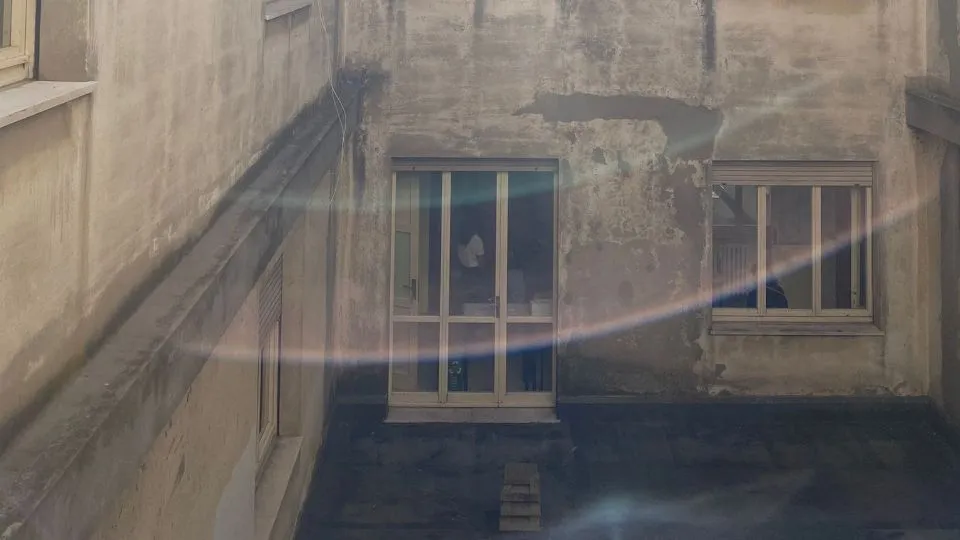 uno scorcio del cortile interno della scuola di via del pino