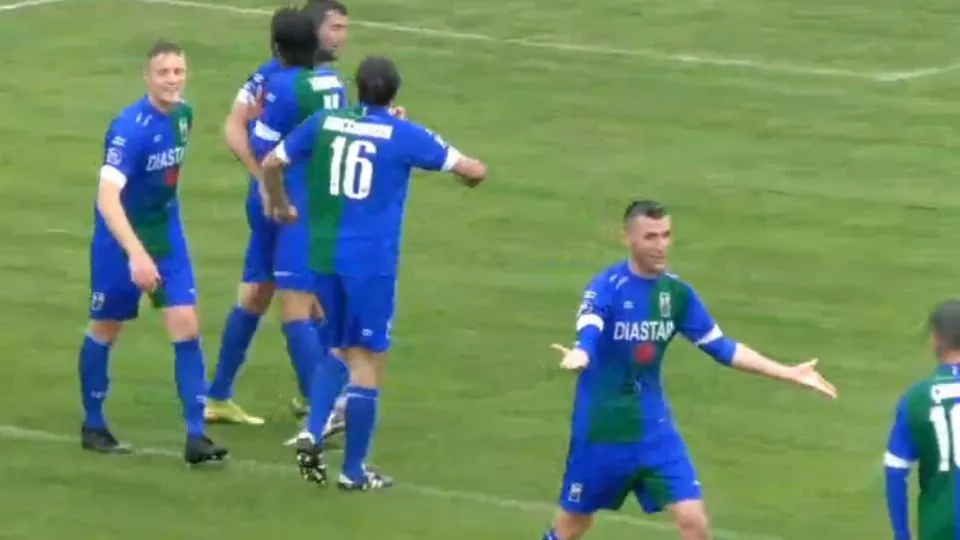 Vanni festeggiato dai compagni dopo il gol dell’1-0