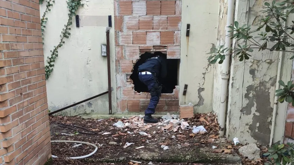 Un agente impegnato nelle operazioni alla ex centrale del latte.
