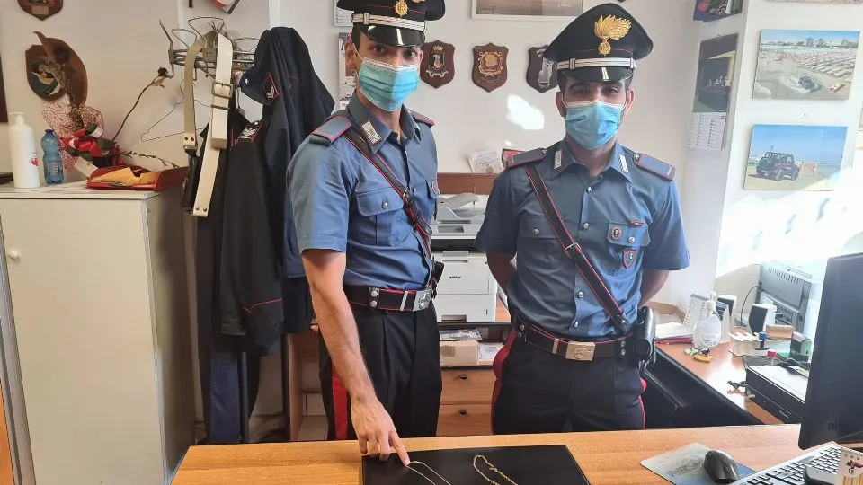 le collanine d’oro recuperate dai carabinieri